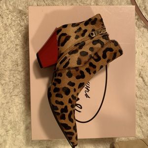 BRAND NEW booties 👞